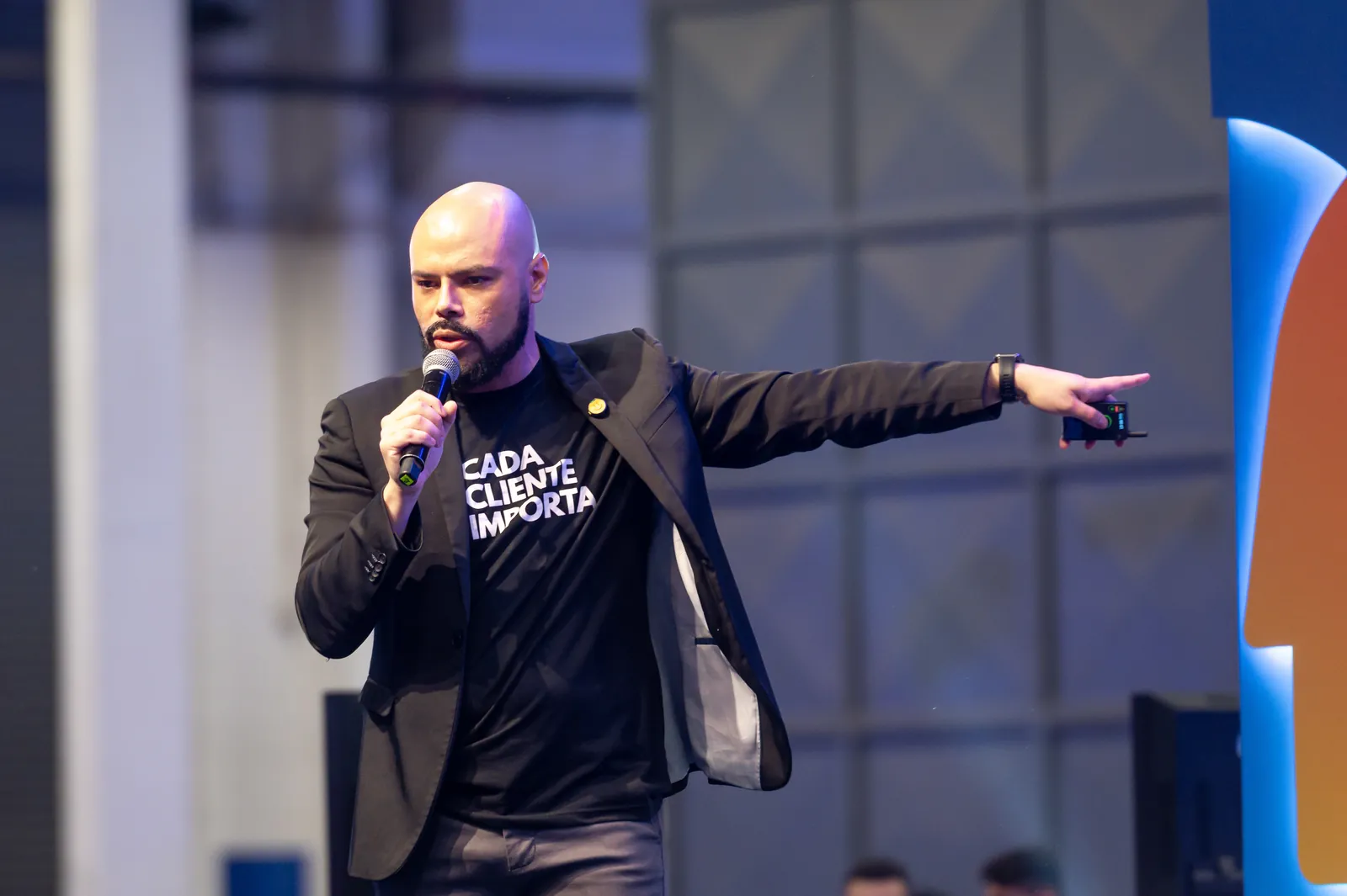 Robson Costa palestrando para uma plateia em evento empresarial